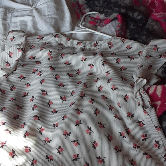 Cute shirt with floral design - Picture 2 of 4
